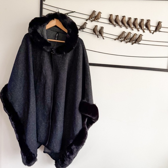 Torrid Womens Fur Trim Hooded Ruana Poncho Gray Black Faux Fur Fall Winter OS - Picture 2 of 11